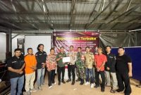 Bhabinkamtibmas Polsek Betung Bripka Nopiadi saat menerima Hasil Pleno dari Ketua PPK Suak Tapeh Maheri Jaya