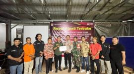 Bhabinkamtibmas Polsek Betung Bripka Nopiadi saat menerima Hasil Pleno dari Ketua PPK Suak Tapeh Maheri Jaya