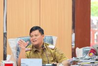 Sekda Banyuasin saat memimpin rapat TAPD terkait pemangkasan anggaran dalam rangka menindaklanjuti instruksi presiden.