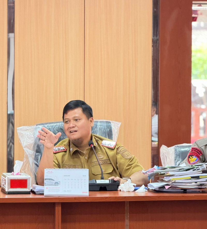 Sekda Banyuasin saat memimpin rapat TAPD terkait pemangkasan anggaran dalam rangka menindaklanjuti instruksi presiden.