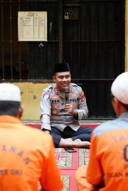 Kapolres OKI Buka Puasa dan Sholat Magrib Bersama Tahanan
