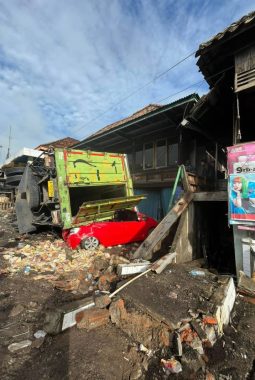 Mobil Tertimpa Mobil, Kok Bisa? 