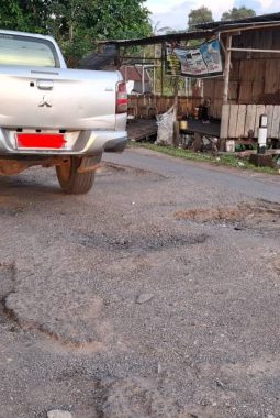 Jalan Tanjung Batu-Payaraman di Ogan Ilir Bak Rembulan, Bopeng di Mana-mana, Ancam Keselamatan Pengendara