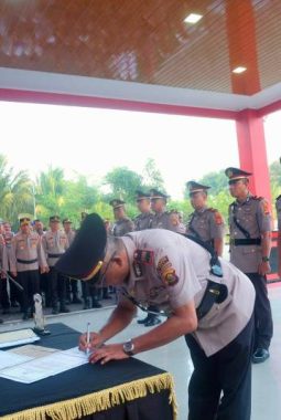 Serah Terima Jabatan Sejumlah Kapolsek Tandai Penyegaran Organisasi di Polres OKI