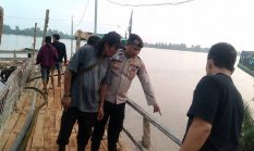 Polisi Bersama Warga Lakukan Pencarian Korban Diduga Diterkam Buaya di Sungai Desa Teluk Betung