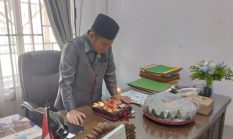 Usai Paripurna, H. Hendra Yunus Dikejutkan Staf di Hari Ulang Tahun ke-50