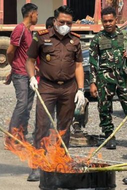 Kejari OKI Musnahkan BB Yang Telah Berkekuatan Hukum Tetap
