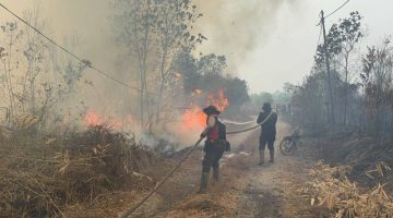Api Membakar Lahan di Perigi, Polres OKI dan Warga Berjibaku Cegah Karhutla Meluas