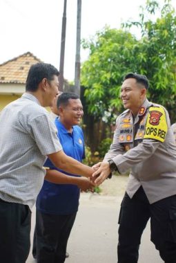 Kapolres OKI Sambangi Warga Cokro, Perkuat Kedekatan dengan Masyarakat